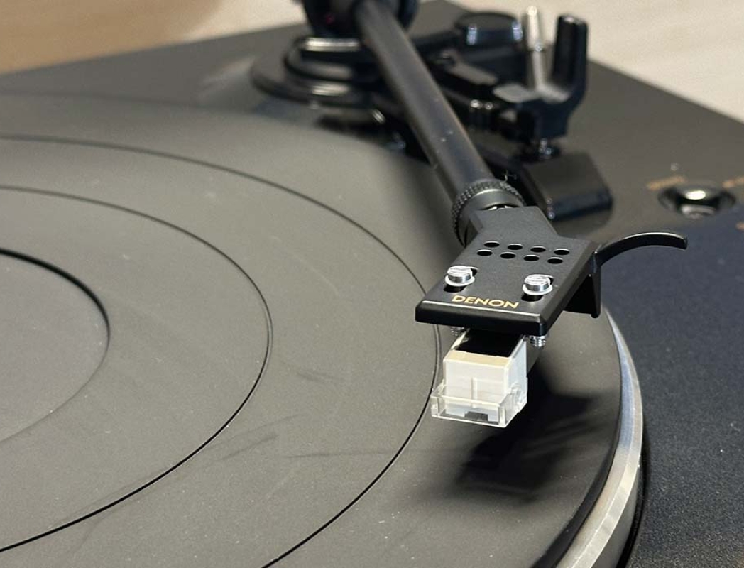 Come ascoltare un vinile: la guida ai giradischi con pre-phono integrato e alle soluzioni più semplici per l’ascolto analogico