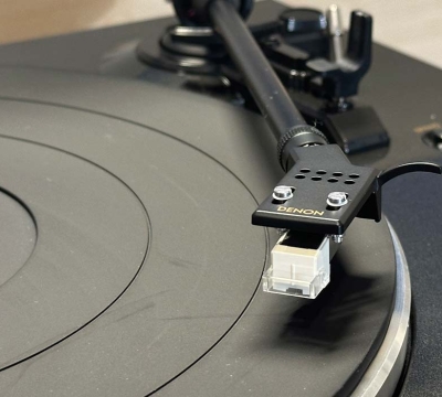 Come ascoltare un vinile: la guida ai giradischi con pre-phono integrato e alle soluzioni più semplici per l’ascolto analogico